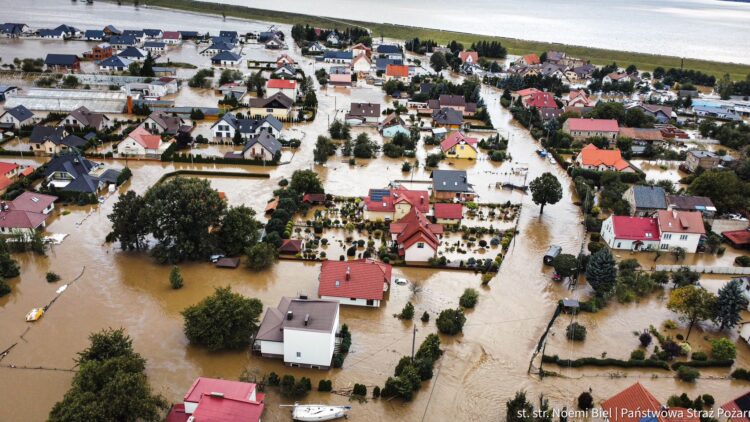 Druga ofiara powodzi. Zalane miasta zamykają przedszkola, szkoły, sądy