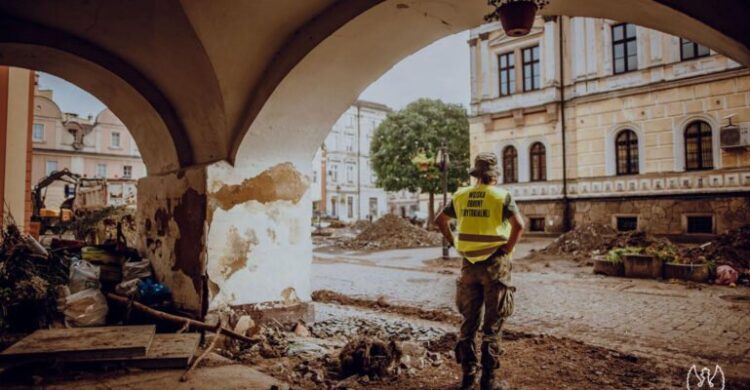 Inspektorzy Nadzoru Budowlanego z Rzeszowa pomogą ocenić stan budynków na zalanych terenach