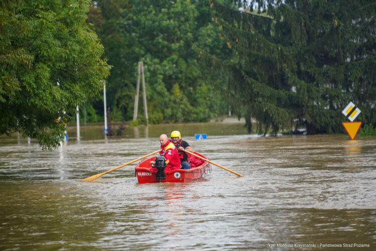 Trudna sytuacja szpitala w Nysie Kłodzkiej. Pacjenci ewakuowani na pontonach i łodziach