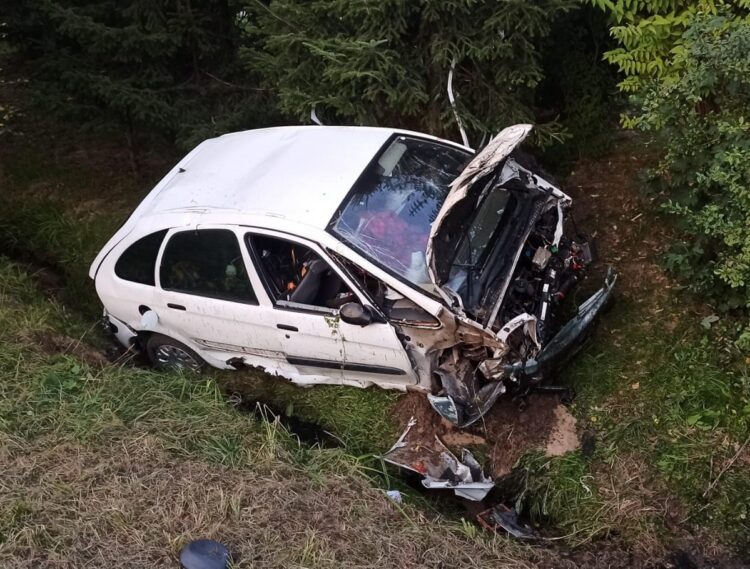 Citroen uderzył w przepust. Nie żyje 58-letni kierowca