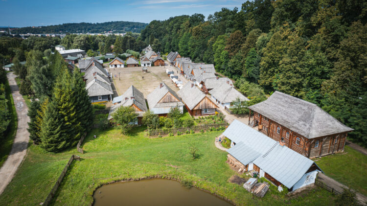 W skansenie w Sanoku można zobaczyć zagrody pasterskie Bojków i Łemków