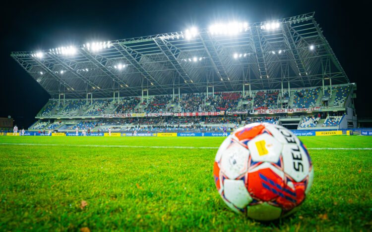 Prokuratura ściga pseudokibiców, którzy zniszczyli tarnobrzeski stadion 1 - Polskie Radio Rzeszów Prokuratura ściga pseudokibiców, którzy zniszczyli tarnobrzeski stadion