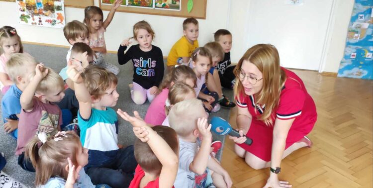 Dzieci czytają książki