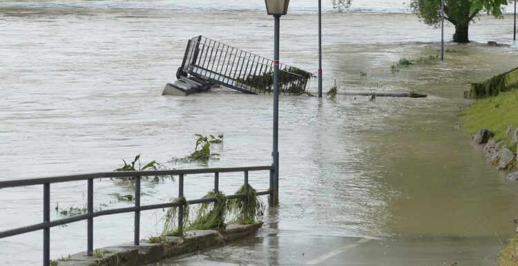Strażacy OSP i ochotnicy wyruszą na pomoc powodzianom