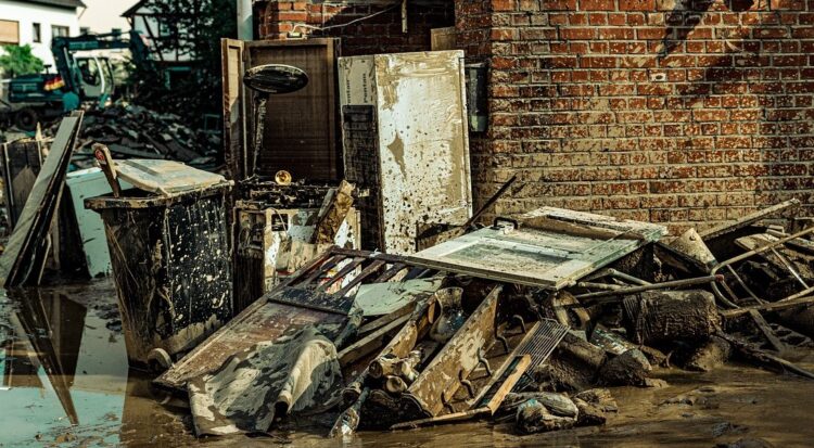 GIS: Korzystanie z zalanych pomieszczeń to ryzyko groźnej choroby zakaźnej