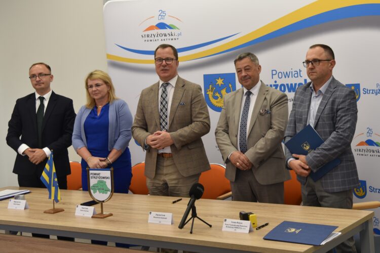 Podpisanie umów na rozbudowę SOSW we Frysztaku i Strzyżowie 1 - Polskie Radio Rzeszów Podpisanie umów na rozbudowę SOSW we Frysztaku i Strzyżowie