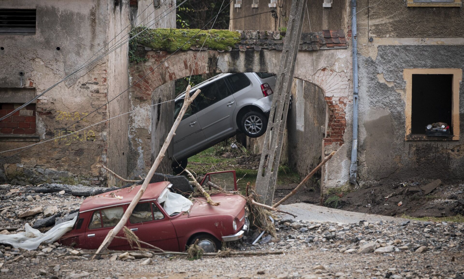 Krawczyk: Około 150 organizacji pozarządowych pomaga na terenach popowodziowych 8 - Polskie Radio Rzeszów Krawczyk: Około 150 organizacji pozarządowych pomaga na terenach popowodziowych