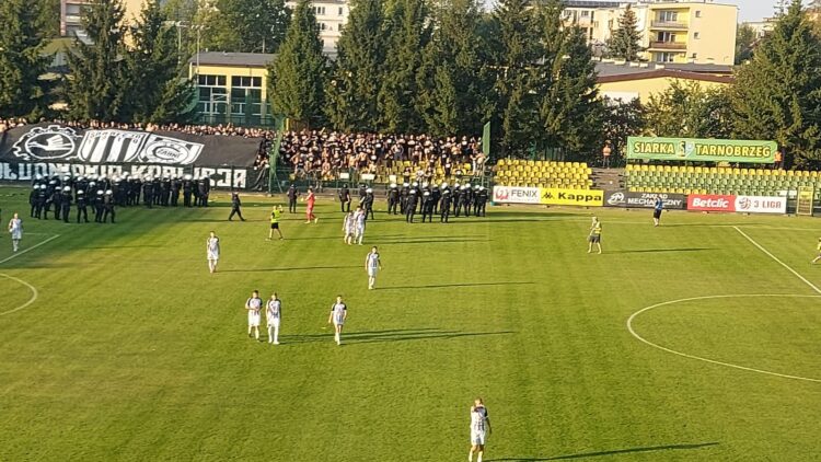 Piłka nożna. Wygrana Sandecji dla pseudokibiców to nie wszystko. „Demolka” na stadionie