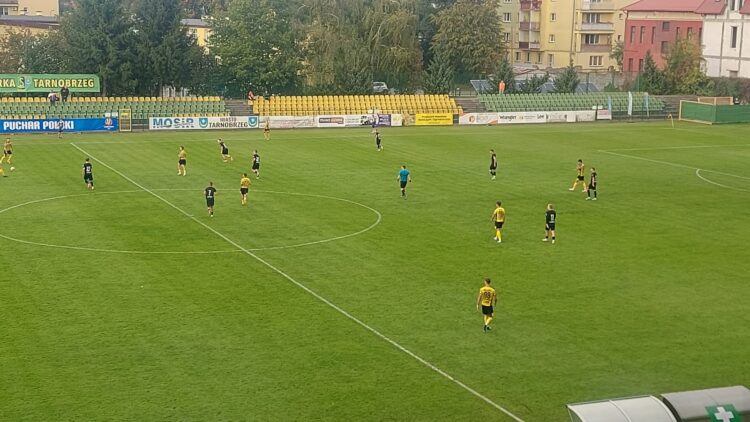 Piłka nożna. Siarka wygrywa i gra dalej w Pucharze Polski 1 - Polskie Radio Rzeszów Piłka nożna. Siarka wygrywa i gra dalej w Pucharze Polski