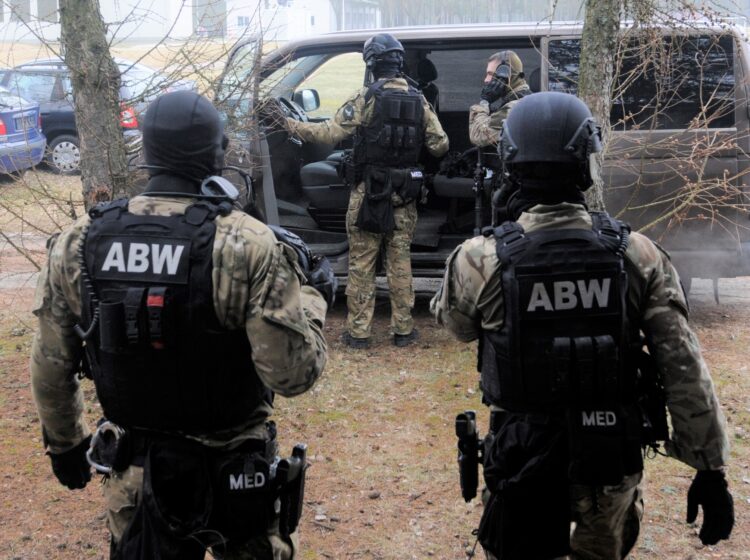 Przebrany w mundur straszył planem wysadzenia wału