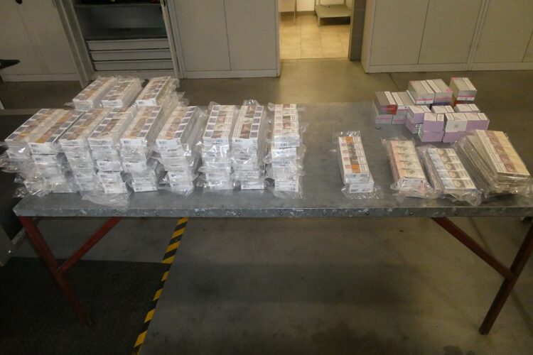 Ponad 14 tys. sztuk nielegalnych papierosów w skrytce autokaru 1 - Polskie Radio Rzeszów Ponad 14 tys. sztuk nielegalnych papierosów w skrytce autokaru