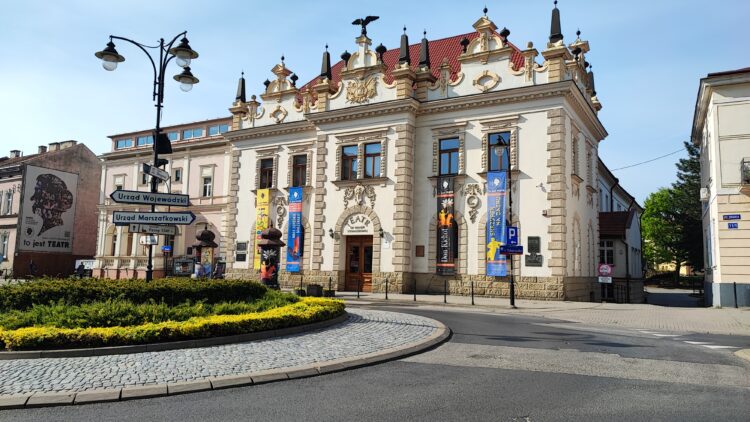 Prace studentów i absolwentów WSIiZ na wystawie w teatrze im. Siemaszkowej