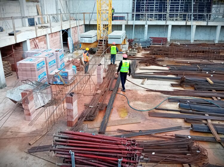 Trwa budowa kompleksu basenów w Przemyślu