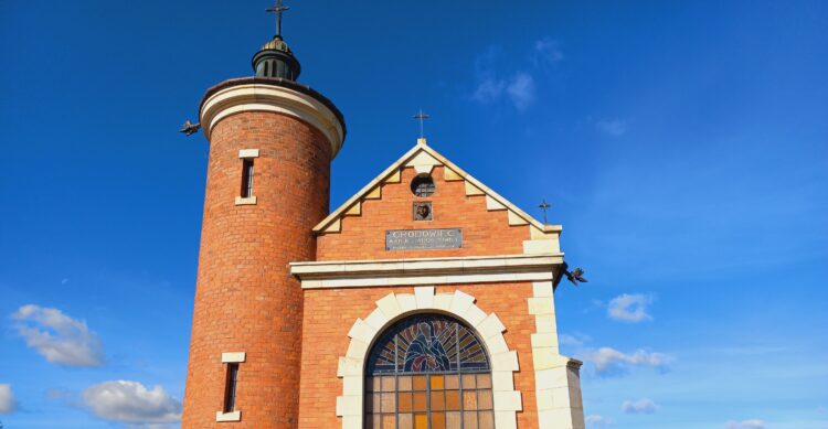 Uczniowie i harcerze porządkowali groby na leżajskim cmentarzu 1 - Polskie Radio Rzeszów Uczniowie i harcerze porządkowali groby na leżajskim cmentarzu