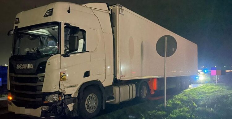 Pijany kierowca staranował auta. Przekonywał policjantów, że był ścigany