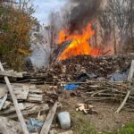 Właściciel stracił dom w pożarze, policjanci uratowali jego psa 2 - Polskie Radio Rzeszów Właściciel stracił dom w pożarze, policjanci uratowali jego psa - Polskie Radio Rzeszów