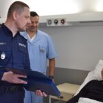 Komendant główny z wizytą u rannego policjanta (zdjęcia) - Polskie Radio Rzeszów