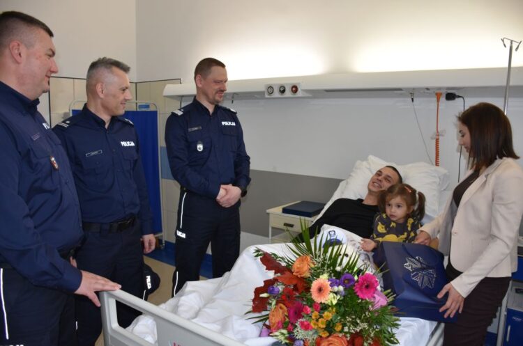 Komendant główny z wizytą u rannego policjanta (zdjęcia) 1 - Polskie Radio Rzeszów Komendant główny z wizytą u rannego policjanta (zdjęcia)