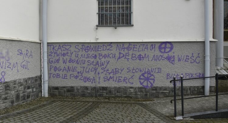 Przed sądem stanie 27-latek za zniszczenie elewacji kościoła