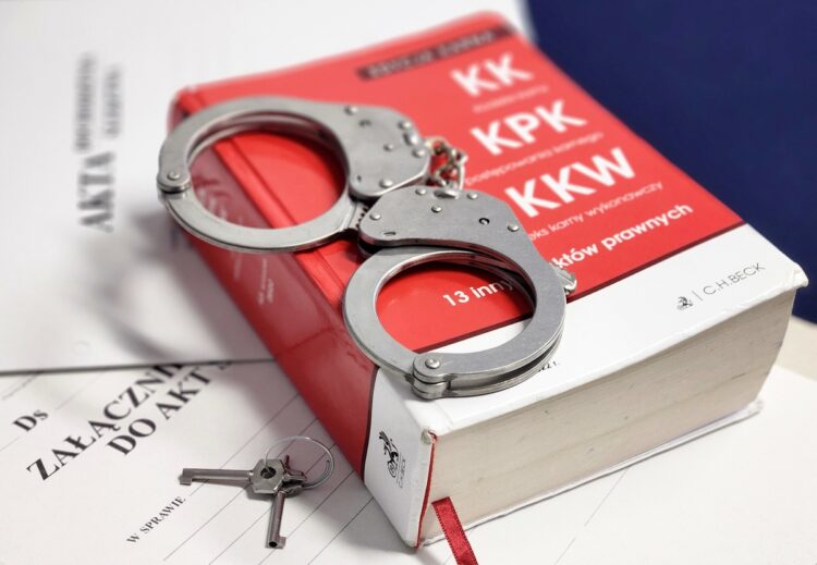 Podawali się za kobiety, zdobyli zaufanie mężczyzny i zaciągnęli na jego konto kredyt