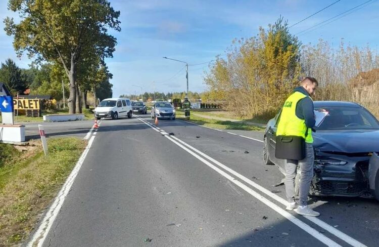 Zderzenie trzech pojazdów na drodze krajowej nr 77