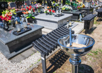 Więźniowie posprzątali cmentarze przed&nbsp;1 listopada