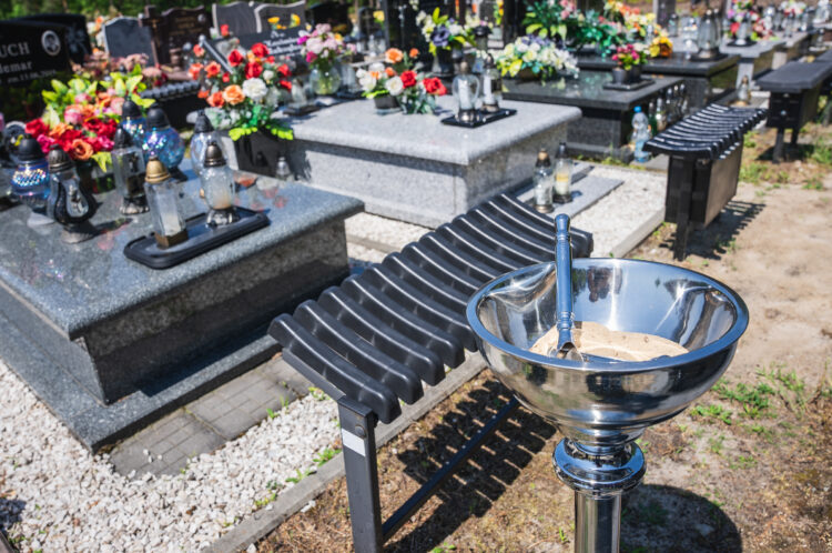 Więźniowie posprzątali cmentarze przed 1 listopada