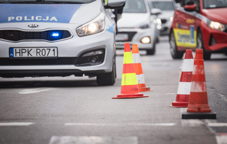 Policjanci z Sokołowa Małopolskiego eskortowali samochód z rodzącą kobietą