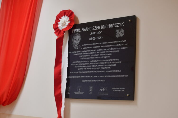 Tablica upamiętnia ppor. Michańczyka, społecznika, żołnierza AK 1 - Polskie Radio Rzeszów Tablica upamiętnia ppor. Michańczyka, społecznika, żołnierza AK