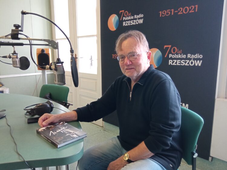 W Tu i Teraz o książce poświęconej Józefowi Szajnie