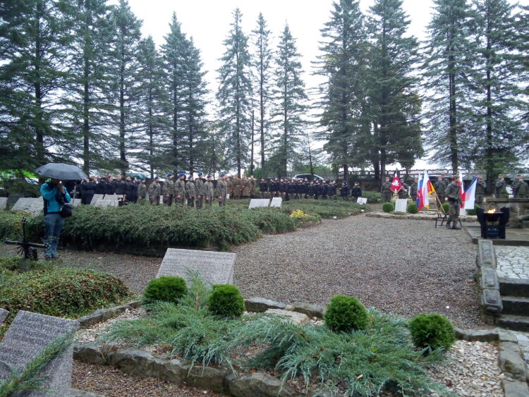 Uroczystości na cmentarzu wojennym w Dukli 1 - Polskie Radio Rzeszów Uroczystości na cmentarzu wojennym w Dukli