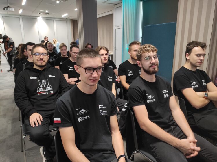 Studenci politechniki w dobrych nastrojach zakończyli sezon zawodów Formuła Student