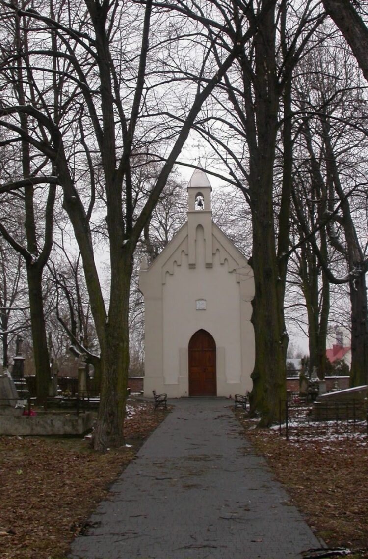 Remonty nagrobków na najstarszym cmentarzu w Tarnobrzegu 1 - Polskie Radio Rzeszów Remonty nagrobków na najstarszym cmentarzu w Tarnobrzegu