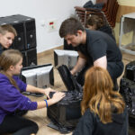 Przybory szkolne i komputery od WSIiZ trafią do uczniów z terenów powodziowych 3 - Polskie Radio Rzeszów Przybory szkolne i komputery od WSIiZ trafią do uczniów z terenów powodziowych - Polskie Radio Rzeszów