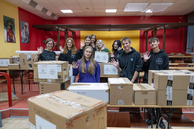 Przybory szkolne i komputery od WSIiZ trafią do uczniów z terenów powodziowych