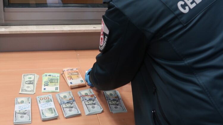 Dwie próby nielegalnego przewozu gotówki przez granicę 1 - Polskie Radio Rzeszów Dwie próby nielegalnego przewozu gotówki przez granicę