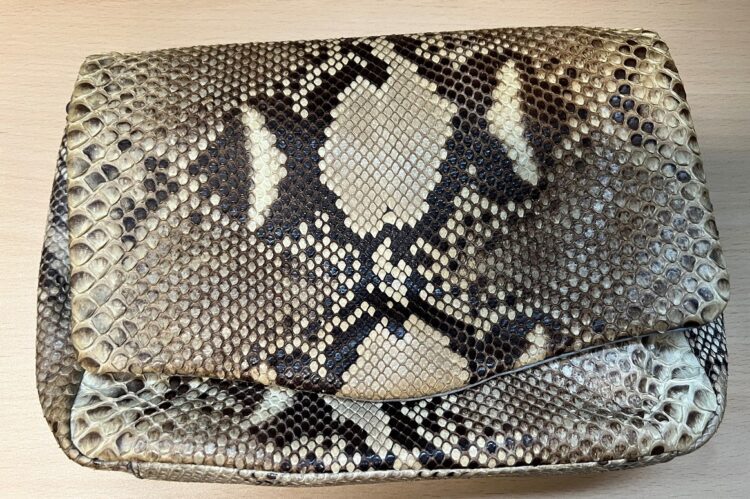 Torebka z pytona na przejściu w Medyce