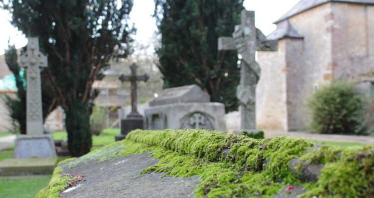 Sprzątanie cmentarzy po polskiej i ukraińskiej stronie granicy 1 - Polskie Radio Rzeszów Sprzątanie cmentarzy po polskiej i ukraińskiej stronie granicy