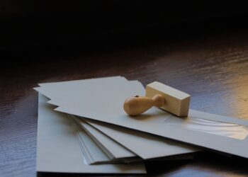 Poczta Polska ostrzega przed&nbsp;fałszywymi pocztowcami i&nbsp;policjantami