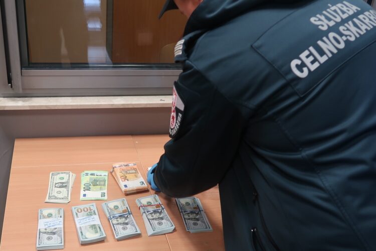 Ukarane za przewóz dużej ilości gotówki