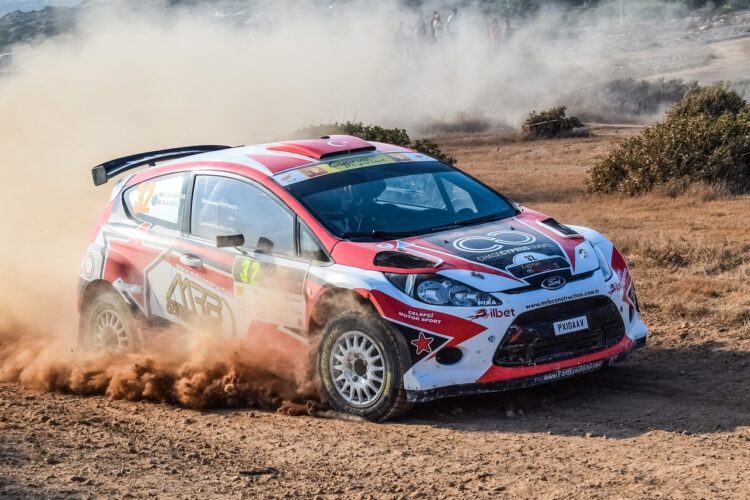 Rajdy samochodowe. Grzegorz Grzyb na 5. miejscu po pierwszym dniu ścigania