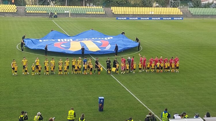 Piłka nożna. Bolesna porażka walecznej Siarki Tarnobrzeg w końcówce pucharowej potyczki z Wisłą Kraków