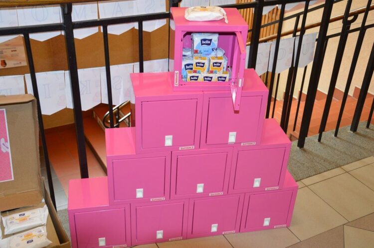 Różowe skrzyneczki w szkołach w Stalowej Woli 1 - Polskie Radio Rzeszów Różowe skrzyneczki w szkołach w Stalowej Woli