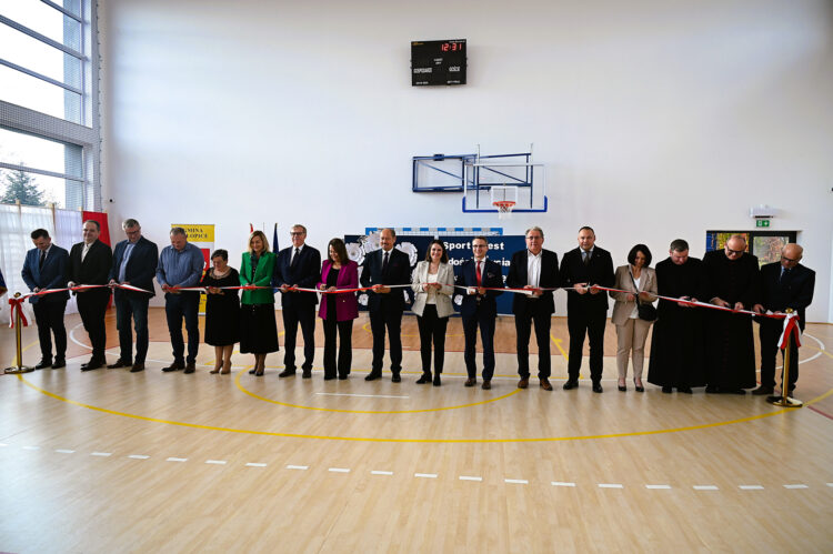 Sala sportowa przy szkole w Dobkowicach otwarta