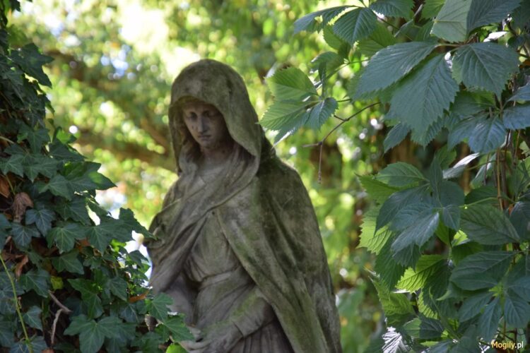 Renowacja nagrobków w Racławicach