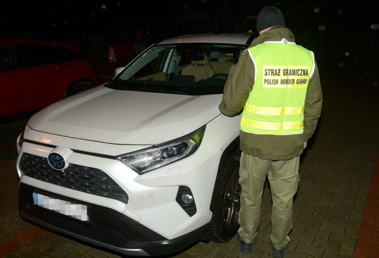 Mercedes i hybrydowa toyota zatrzymane na podkarpackiej granicy