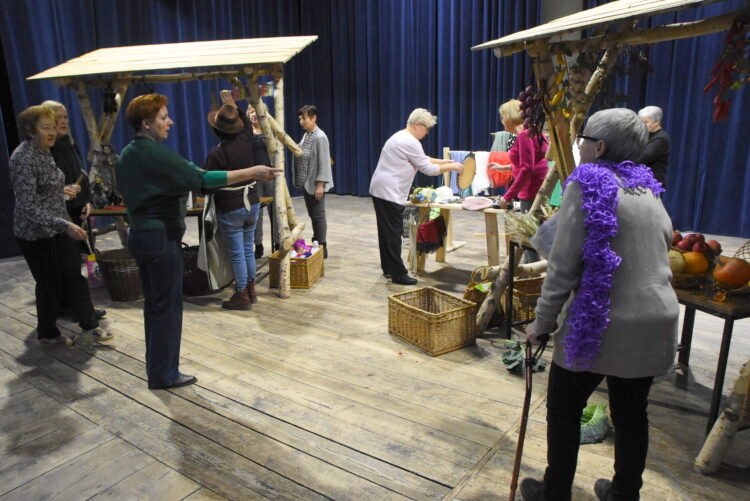 Seniorzy z Sędziszowa Małopolskiego zapraszają na premierę swojej komedii