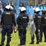 Agresywni kibice na meczu w Jarosławiu. Posypały się mandaty 5 - Polskie Radio Rzeszów Agresywni kibice na meczu w Jarosławiu. Posypały się mandaty - Polskie Radio Rzeszów