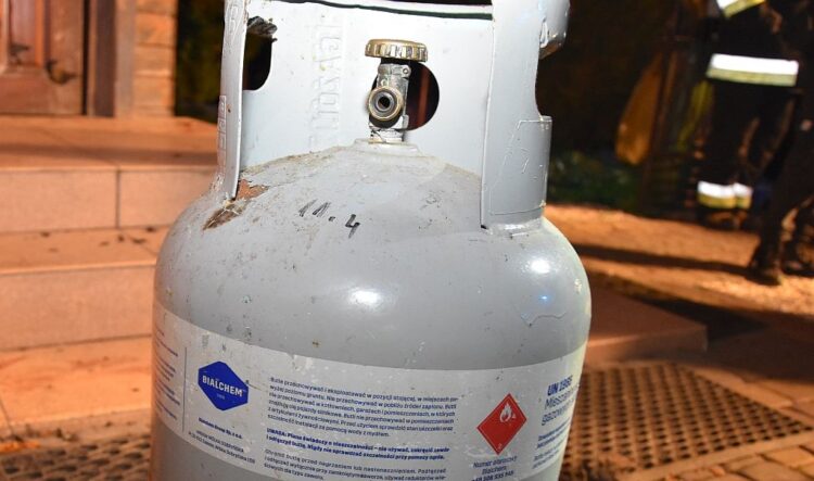 Dwoje seniorów w ciężkim stanie po wybuchu butli z gazem