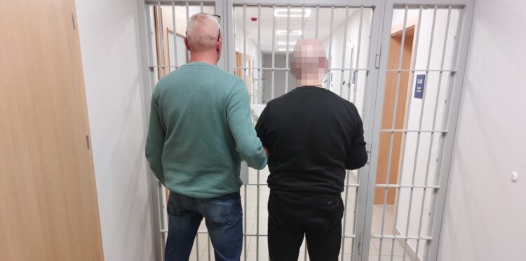 Policja odnalazła w szafie poszukiwanego 33-latka